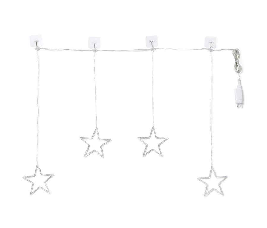 Štyri LED osvetlené hviezdy visia na svetelnom závese s LED.