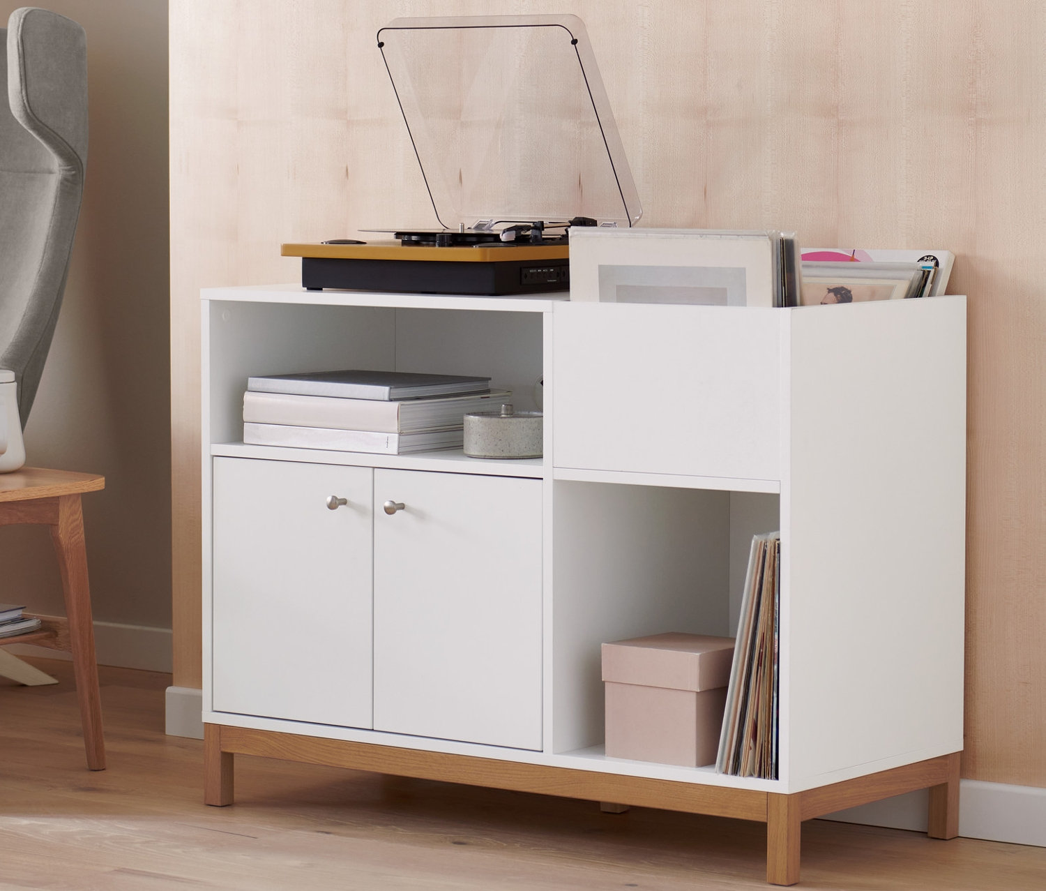 Gramofón »Dual DTR 61« so zabudovanými reproduktormi stojí na bielej skrinke.