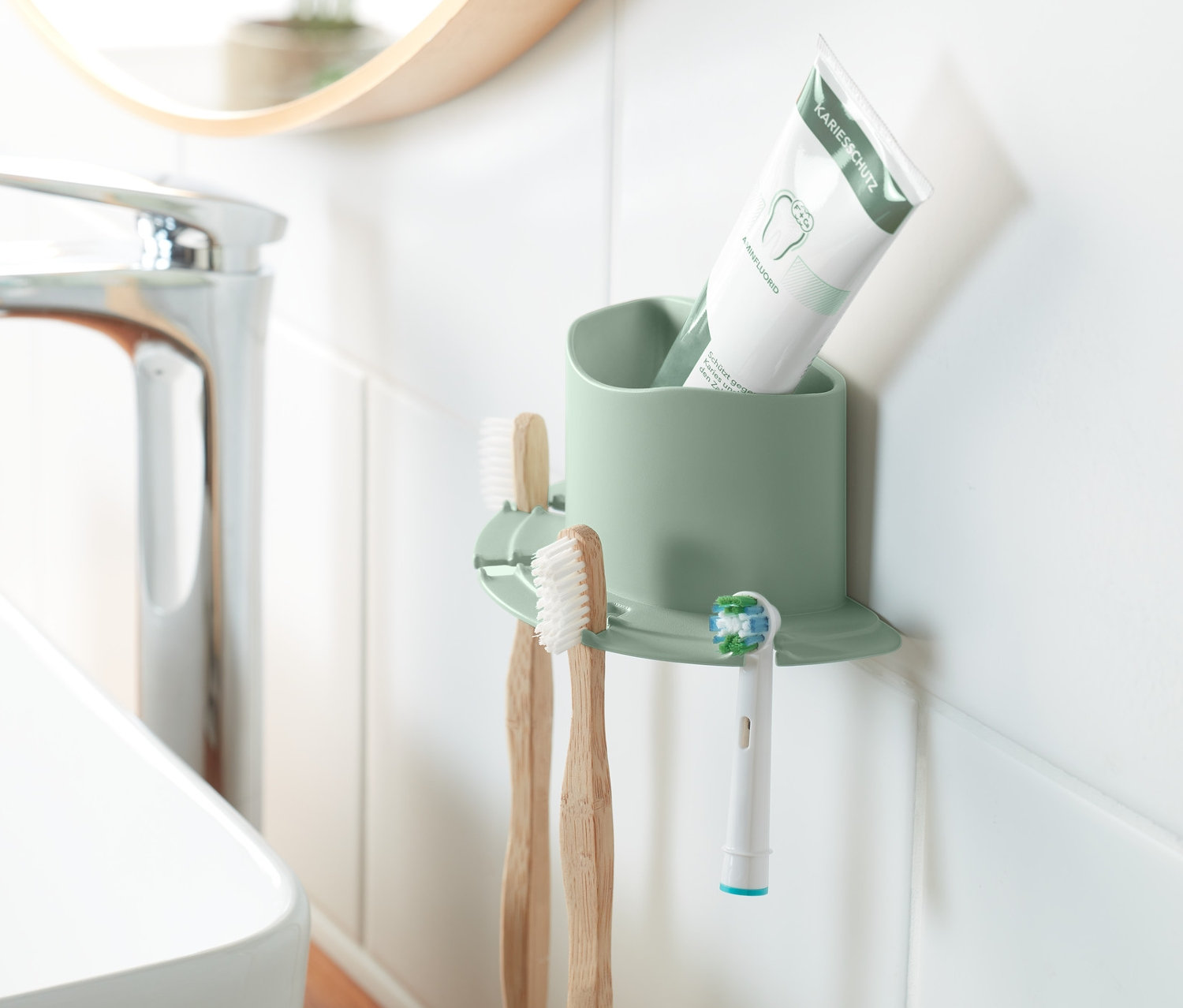 Držiak na zubné kefky so zubnými kefkami a pastou na zuby.