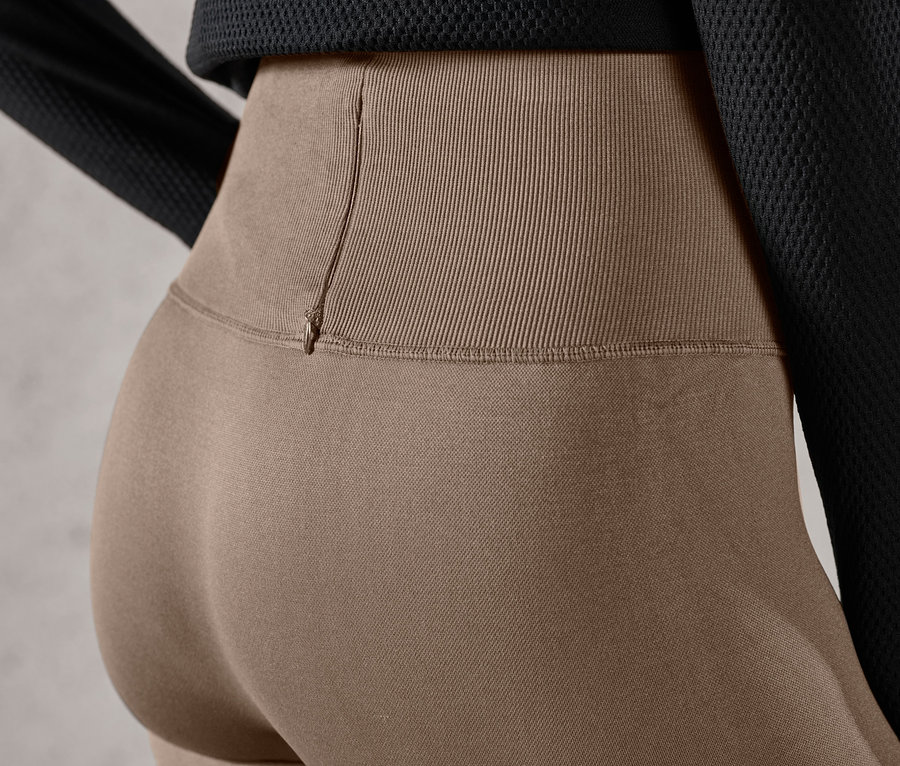 Detail dámskych prémiových bezšvových bežeckých legíns.