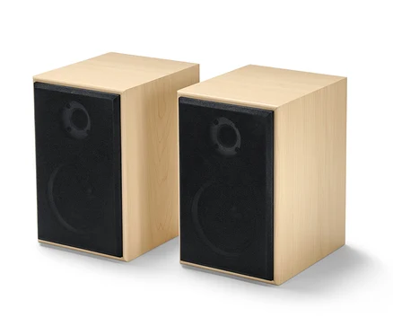Dva stereo reproduktory s rozhraním Bluetooth® v drevenom prevedení a s čiernou mriežkou na bielom pozadí.
