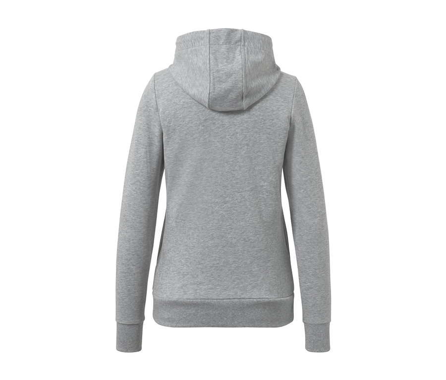 Sivá mikina s kapucňou zozadu.