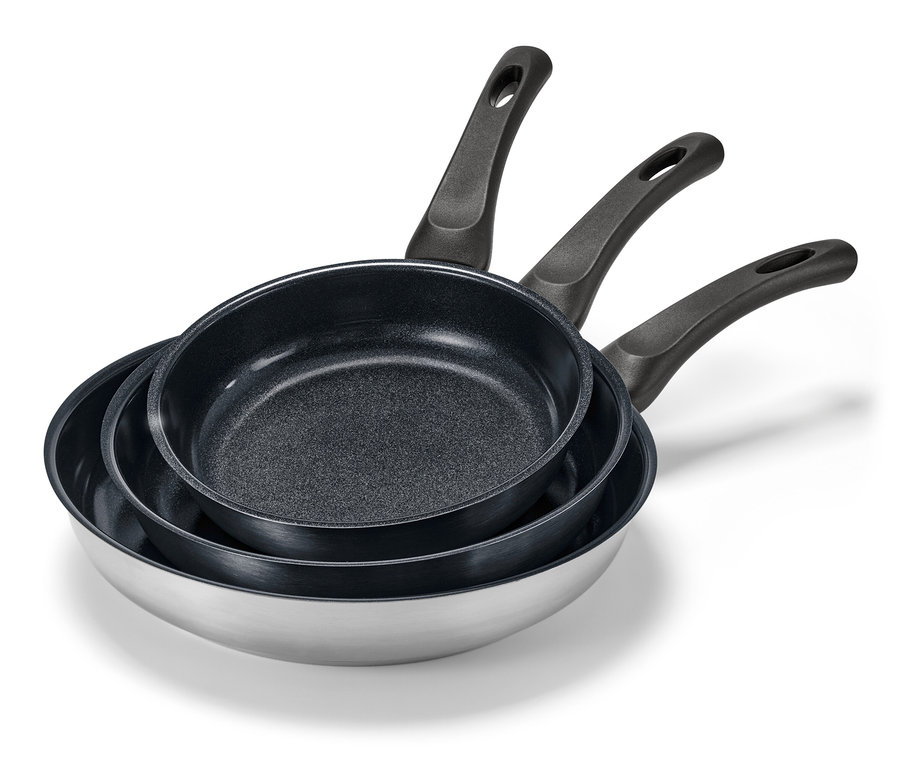 Tri panvice z ušľachtilej ocele s keramickým povrchom rôznych veľkostí naskladané na sebe.