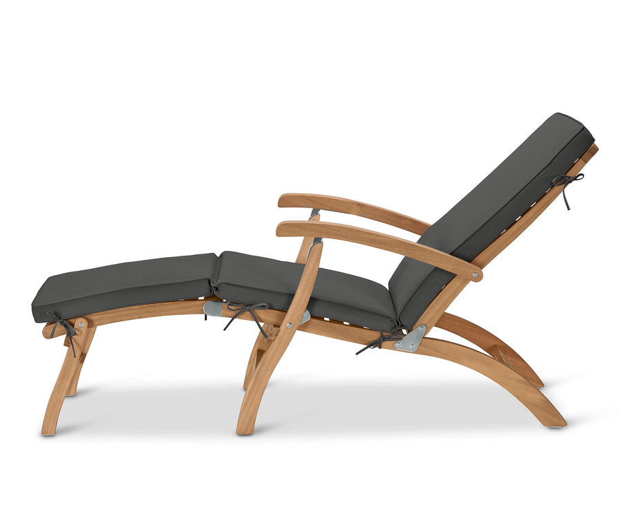 Záhradné ležadlo s mäkkou poduškou na bielom pozadí.