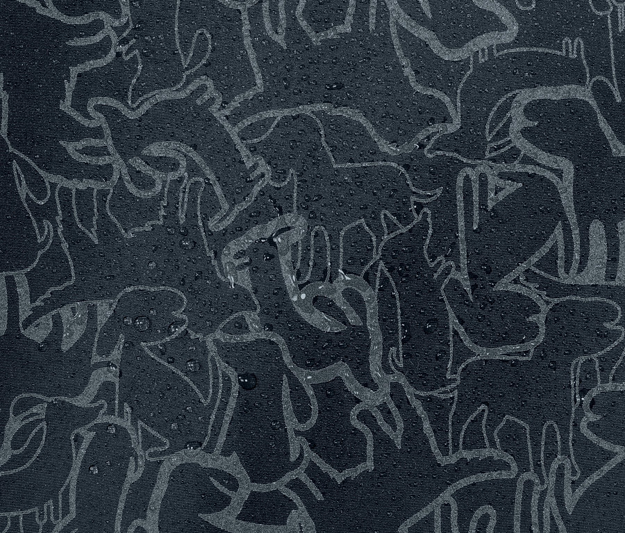 Detail detskej termo bundy do dažďa s reflexnými prvkami a potlačou zvierat, na ktorej sú kvapky vody.