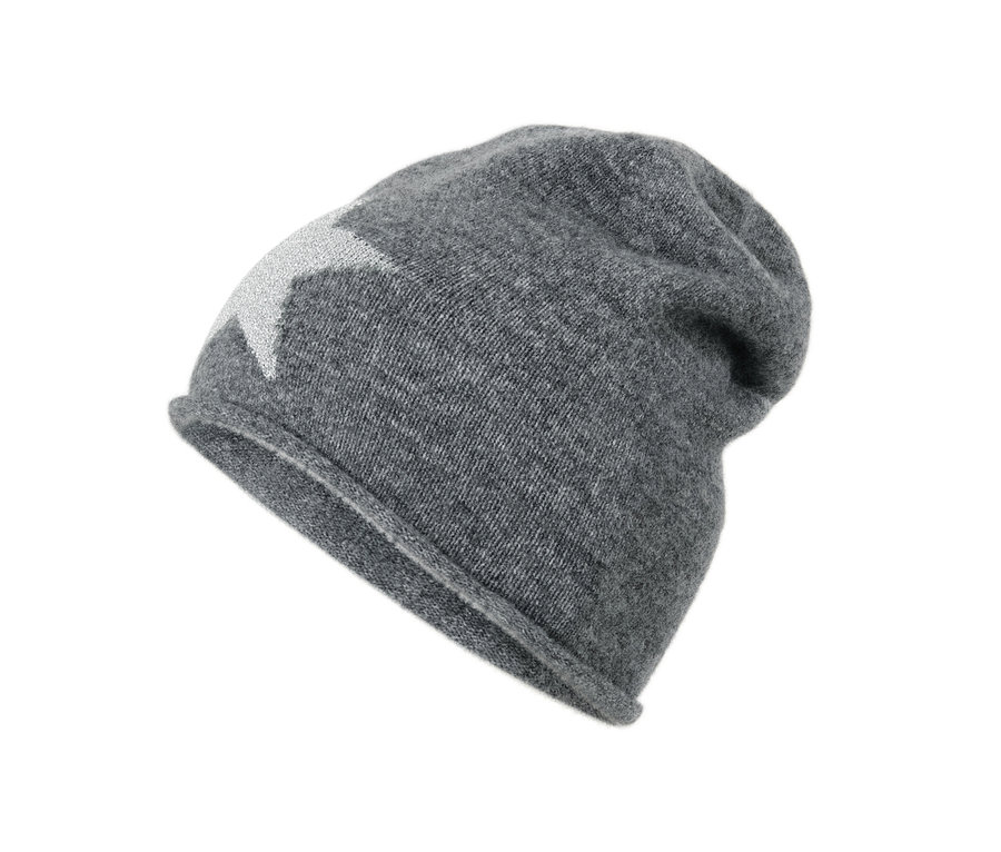Sivá čiapka typu beanie z jemného úpletu so striebornou trblietavou hviezdou.