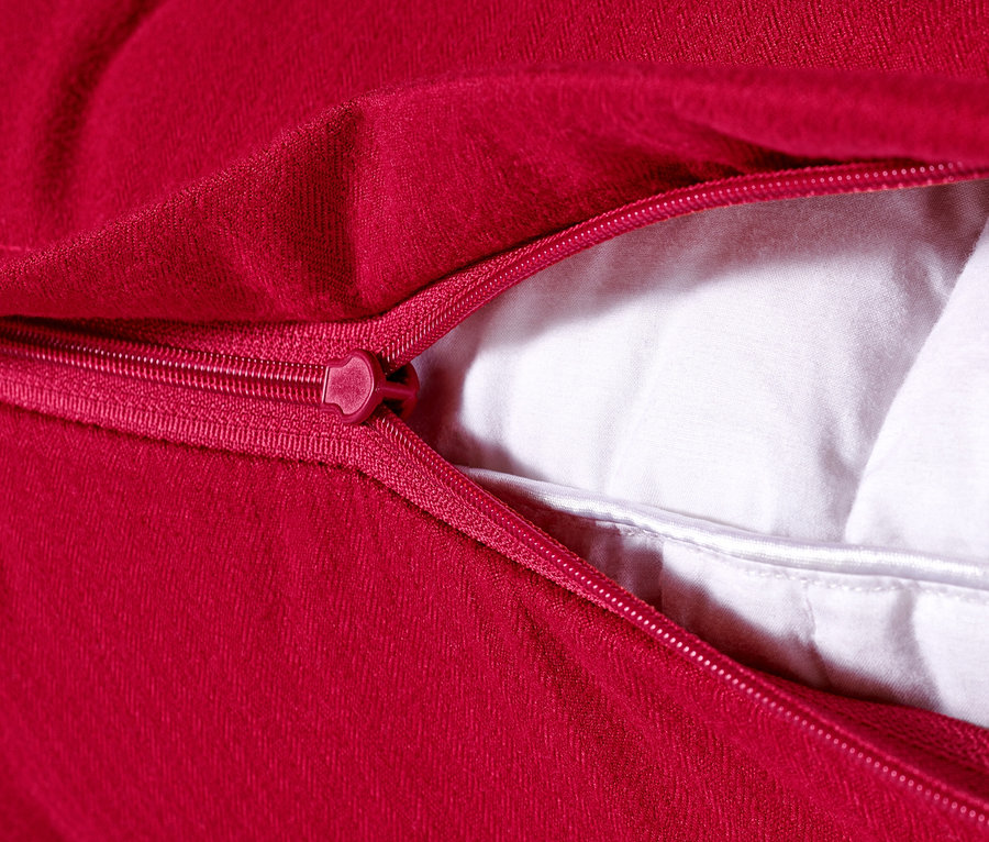 Detail červenej obliečky na vankúš z mikrovlákna a flanelu so zipsom a bielou výplňou, 2 ks.