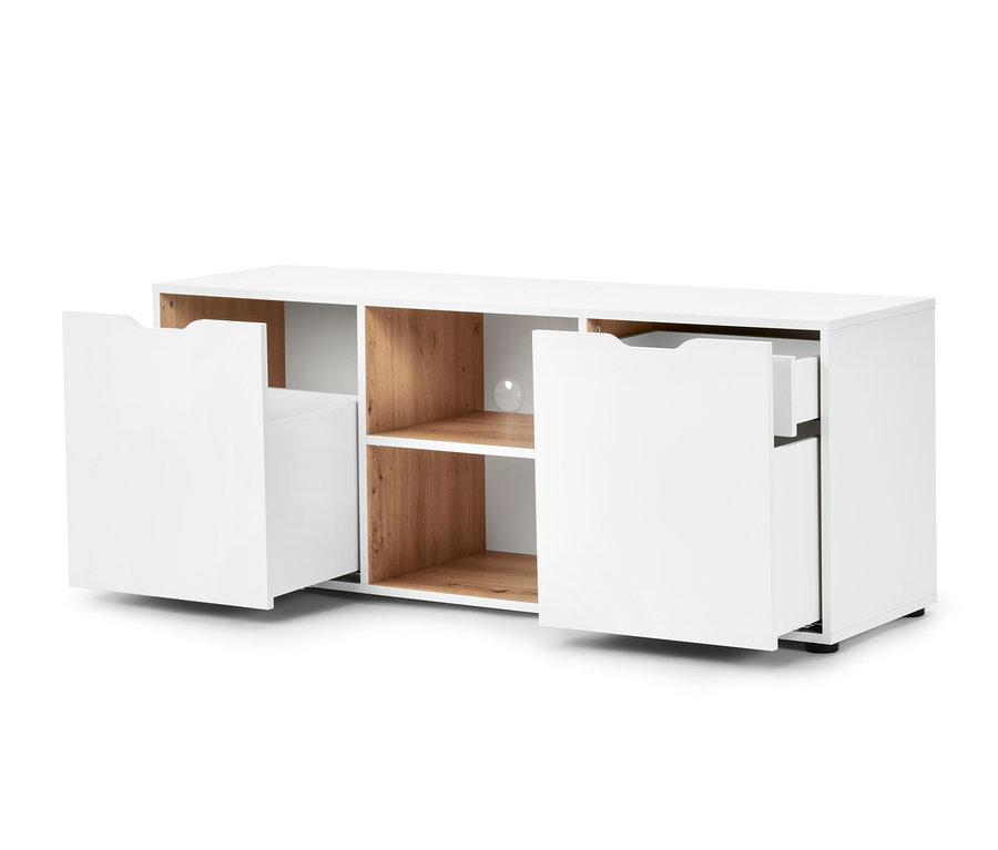 Biela komoda so zásuvkami a dvierkami, niektoré otvorené.