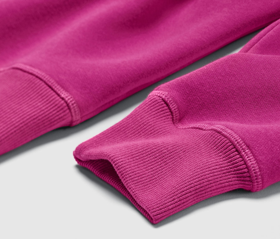 Detail fialovej mikiny s kapucňou.