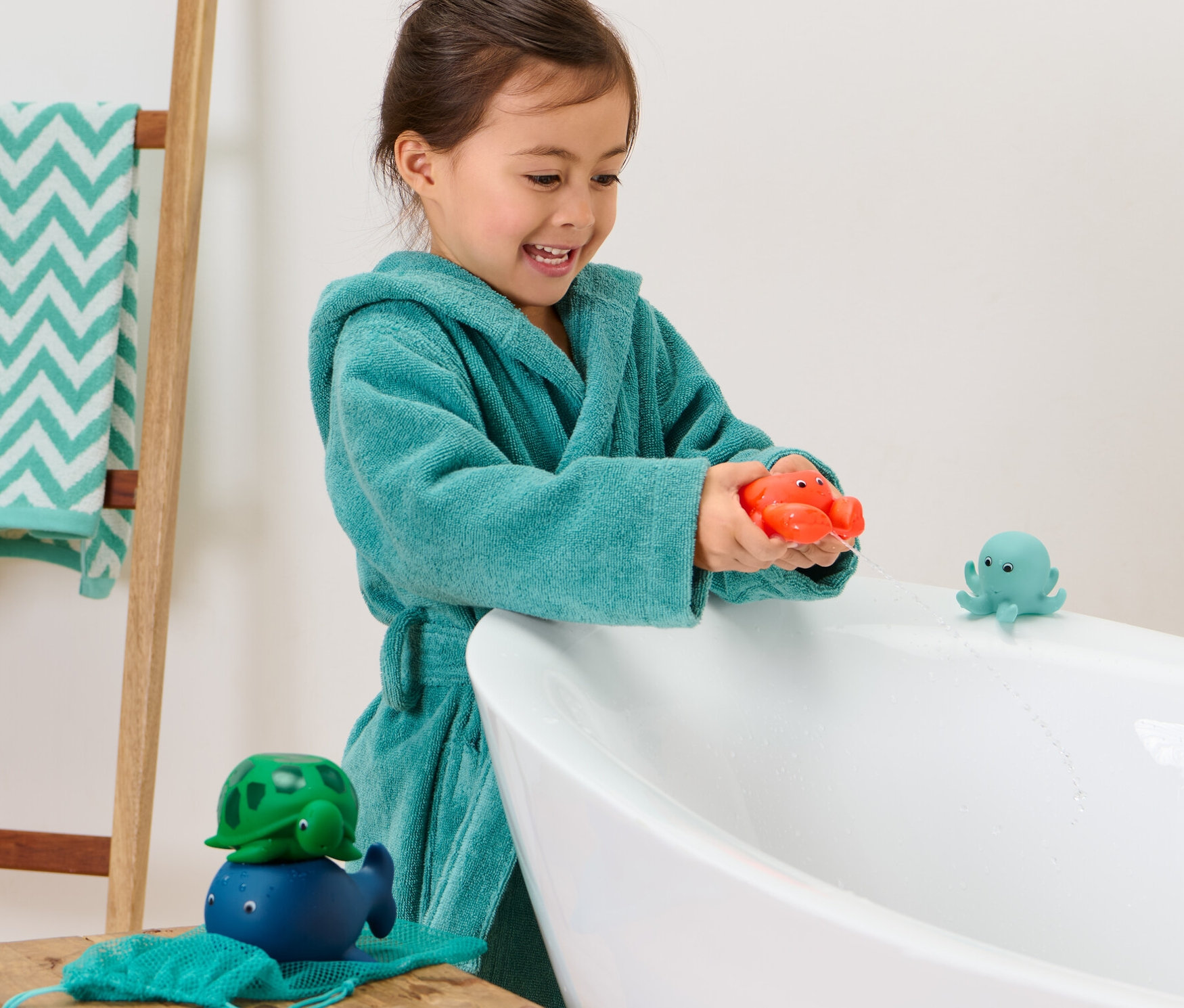 Dievča v župane sa hrá vo vani so Vodnými striekacími zvieratkami, 4 ks.