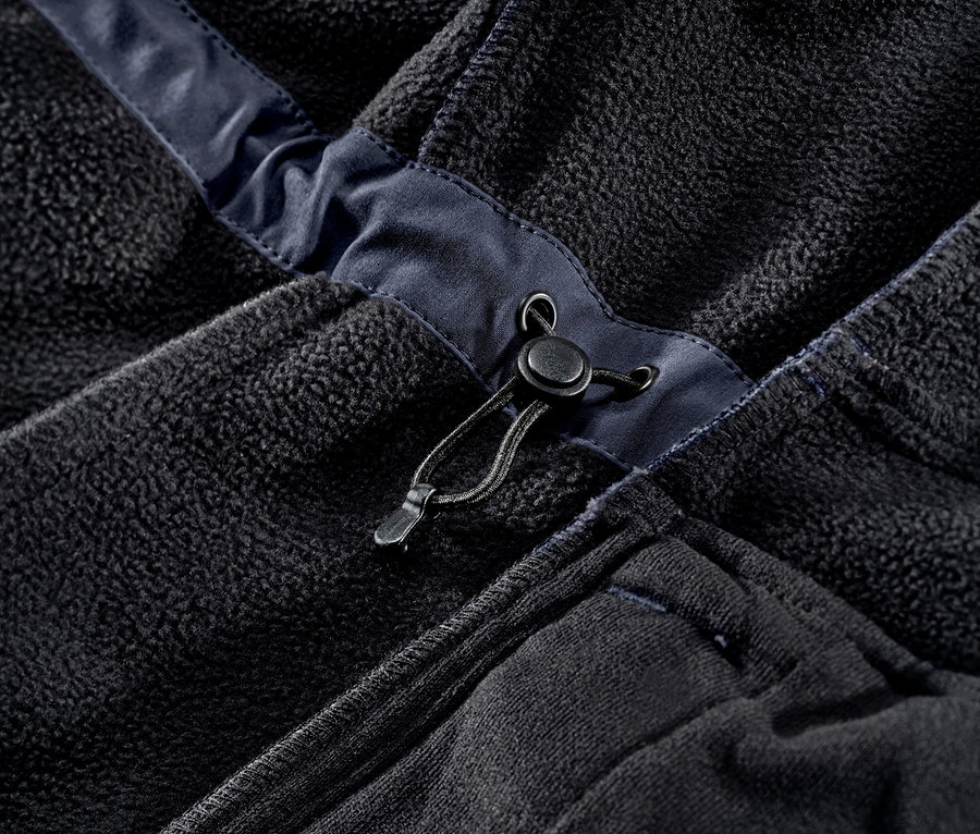 Detail modrého softshellového kabáta.