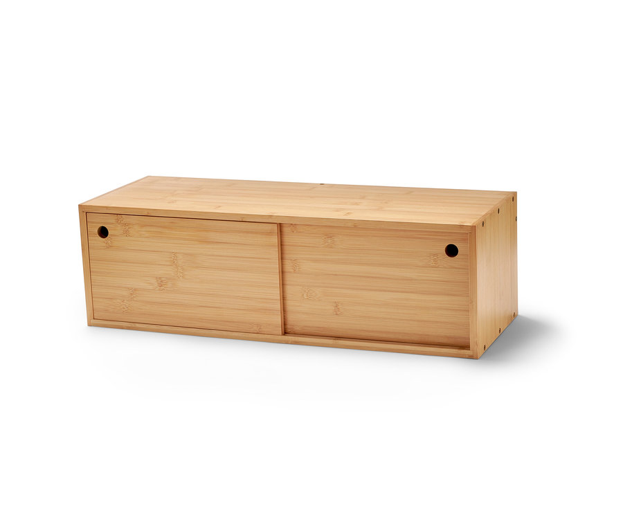 Svetlý drevený nástenný regál s posuvnými dvierkami.