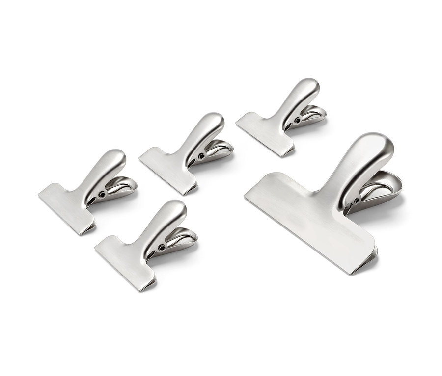 Päť svoriek z ušľachtilej ocele na zachovanie arómy na bielom pozadí.