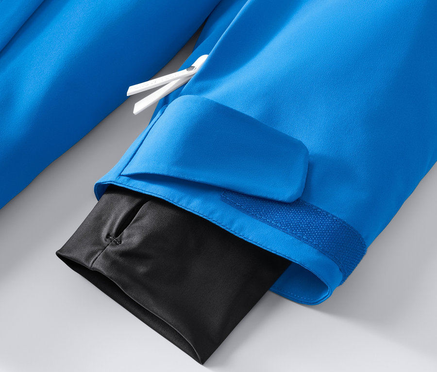Detail modrej high-tech lyžiarskej bundy.