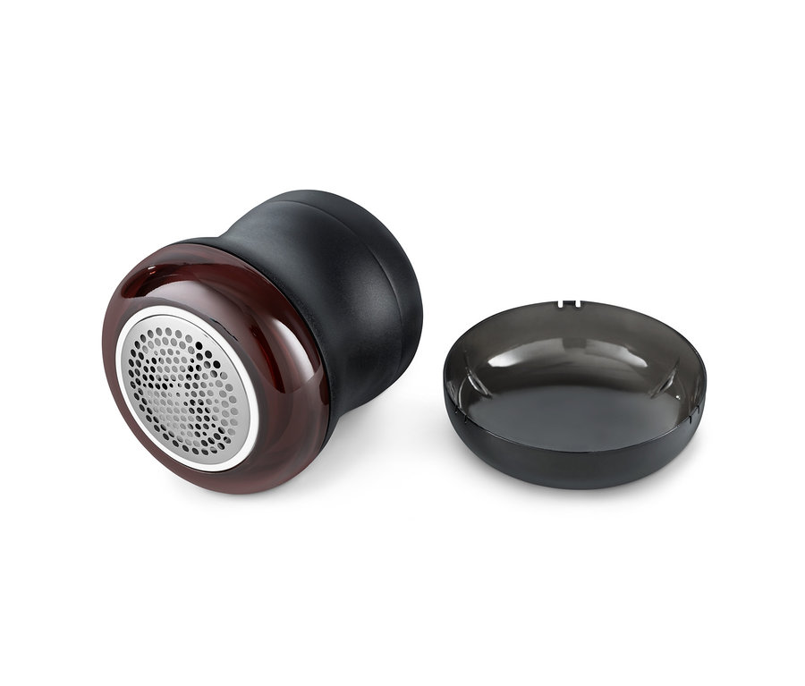 Dva odstraňovače žmolkov ležia na bielom pozadí.