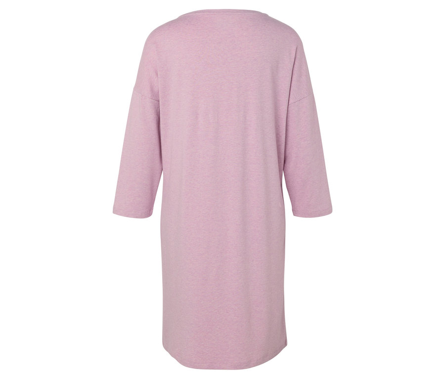 Pohľad zozadu na svetlofialové tričkové šaty s trojštvrťovými rukávmi.