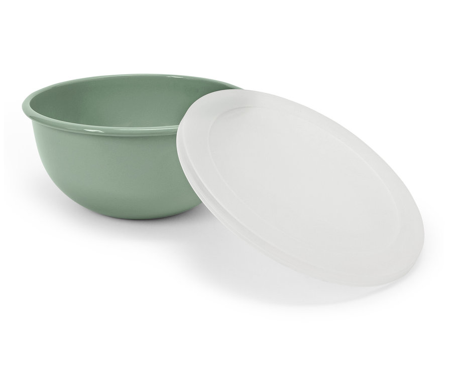 Zelená misa s bielym vekom ležiacim vedľa nej.