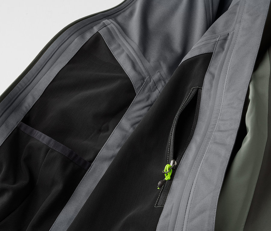 Detail 3-vrstvovej outdoorovej bundy.