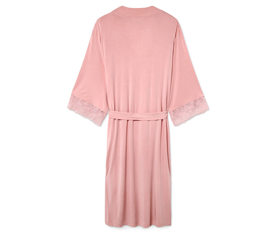 Ružový župan s čipkou na rukávoch a opaskom.