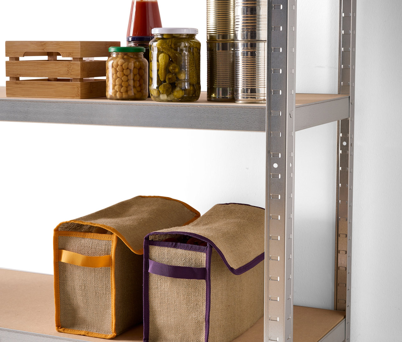 Na polici sú dve úložné vrecká.