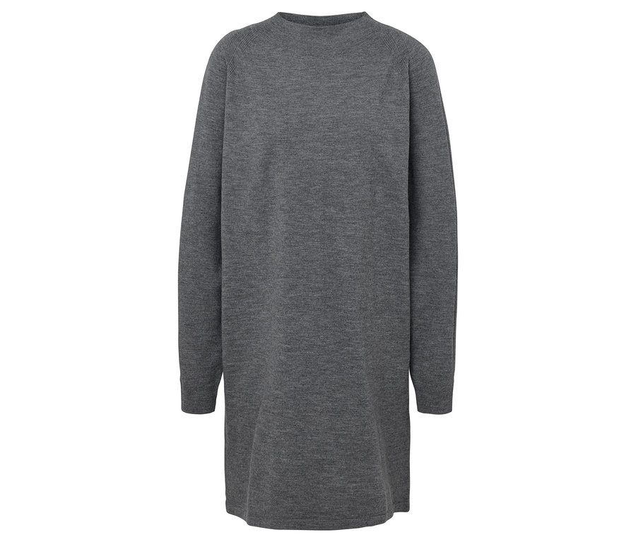 Sivé pletené šaty s dlhým rukávom.