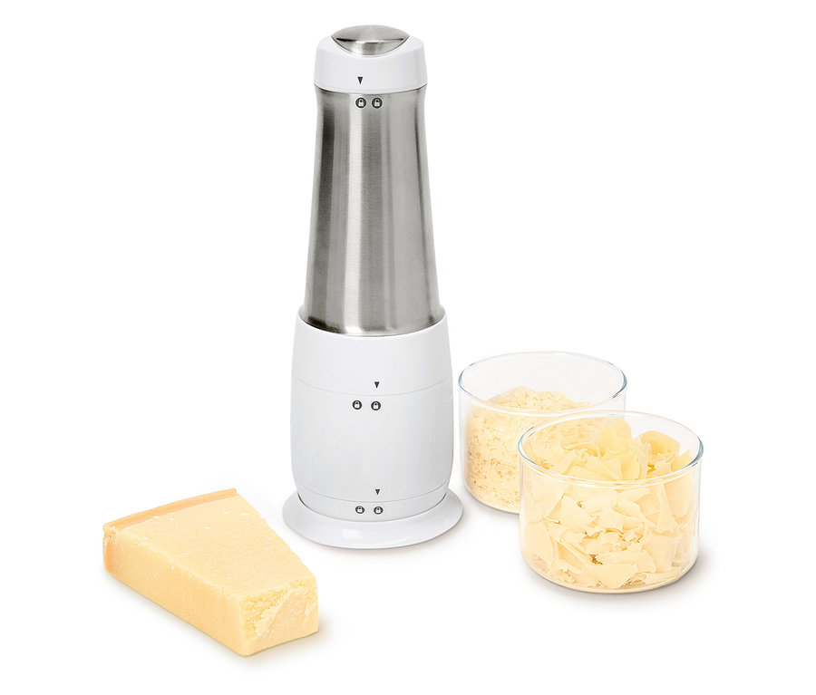 Elektrické strúhadlo na syr s kusom syra a dvoma miskami strúhaného syra.