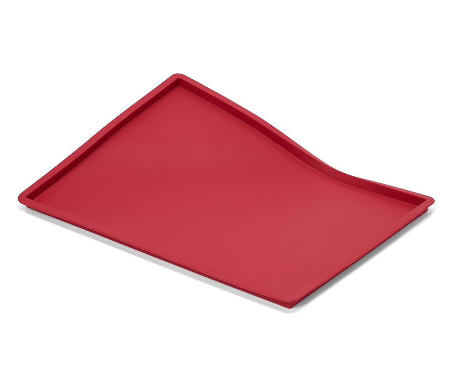 Červená podložka na bielom pozadí.