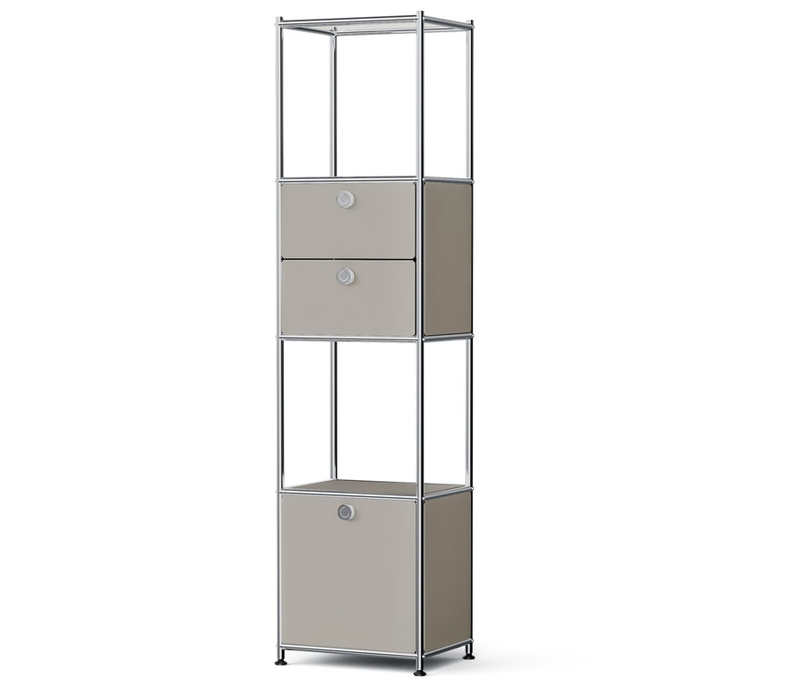 Úzka polica s kovovým rámom a tromi béžovými boxmi.