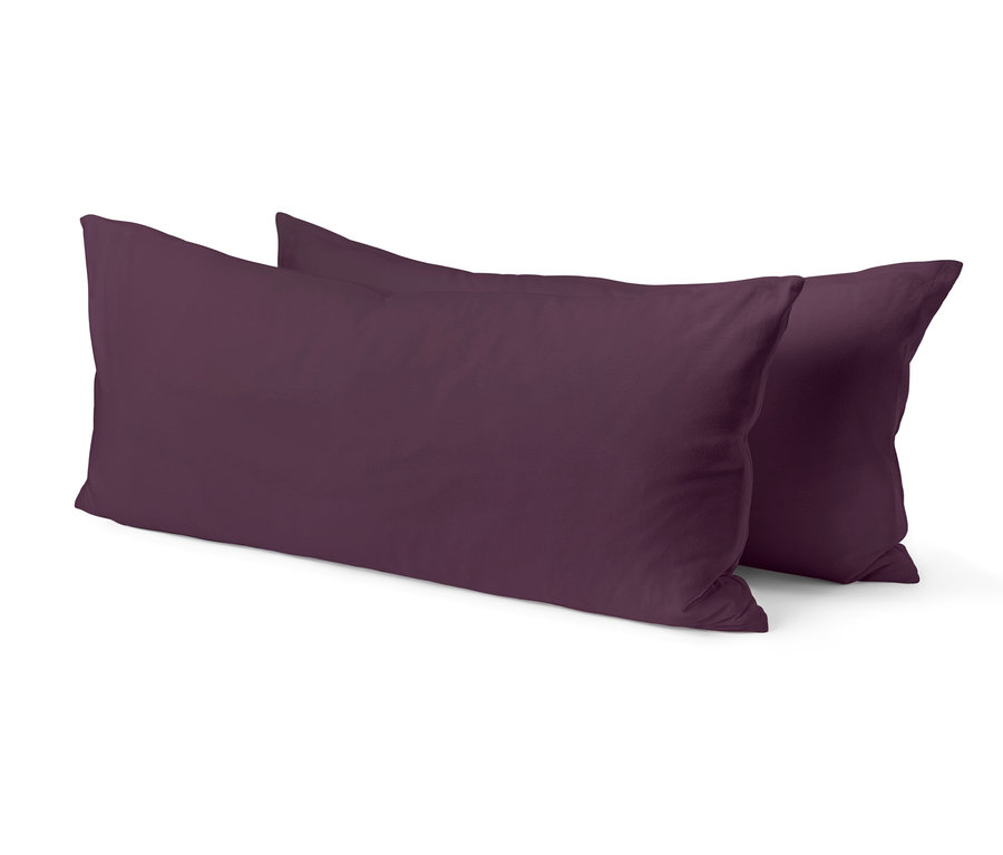 Dva fialové vankúše ležia na bielom pozadí.