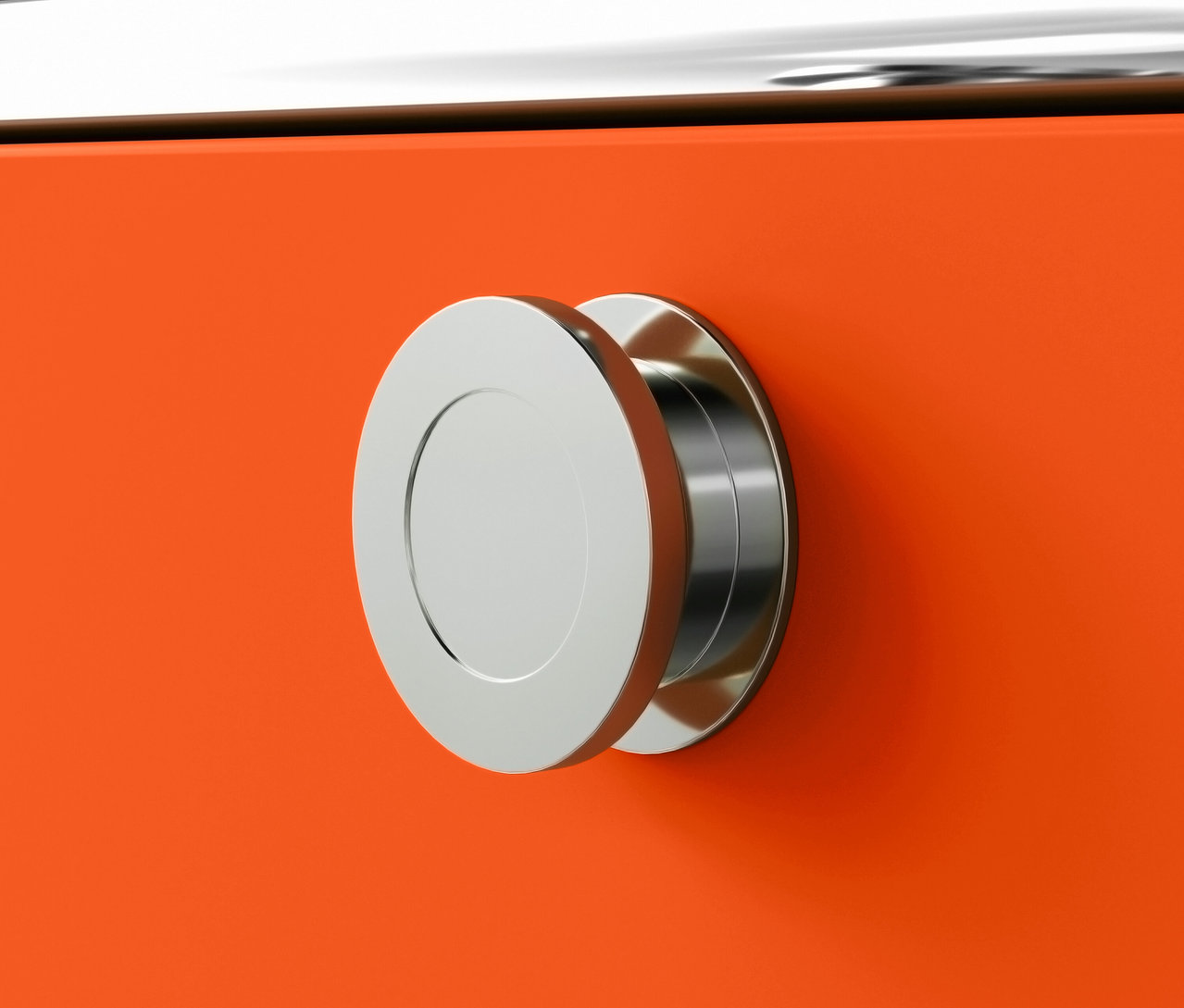 Detail oranžovej kovovej kancelárskej skrinky »CN3« s 3 zásuvkami a striebornou rukoväťou.