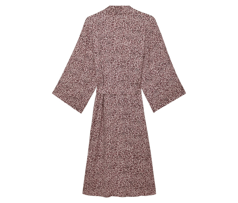 Pohľad zozadu na vzorované dámske šaty s opaskom.