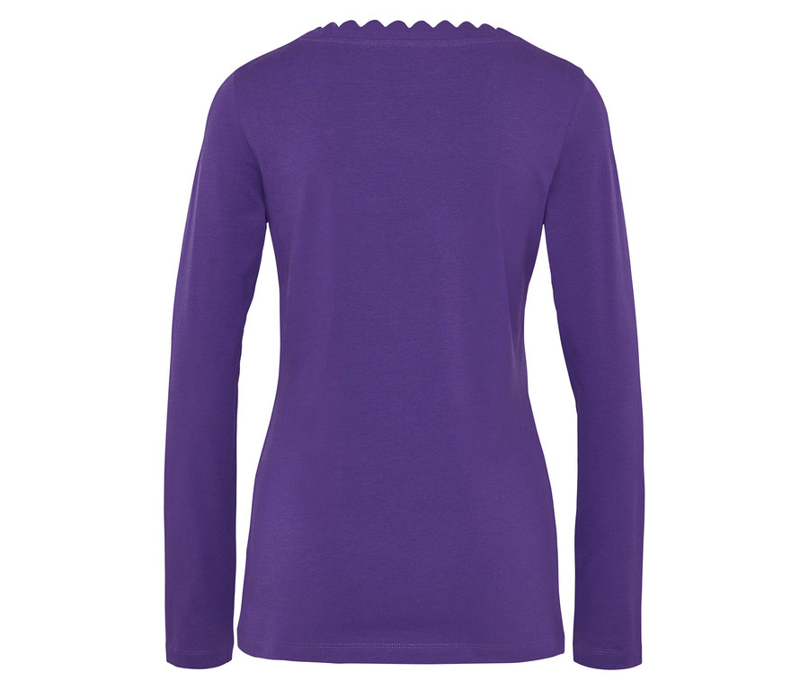 Pohľad zozadu na fialové tričko s dlhým rukávom a ozdobným výstrihom.