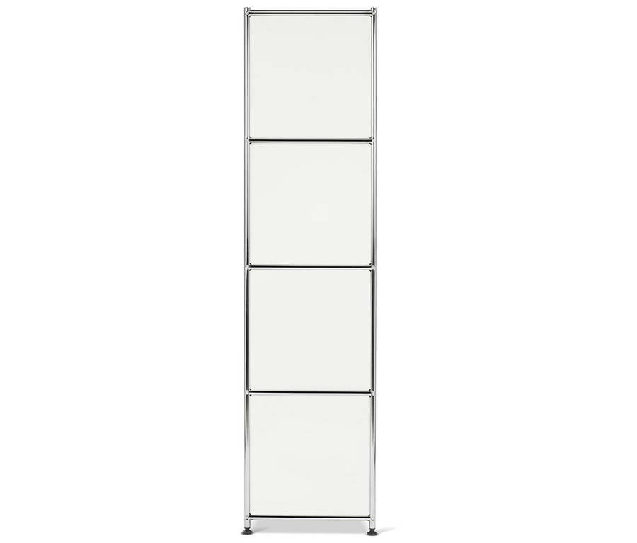 Štvorposchodový chrómovaný regál s bielymi policami.