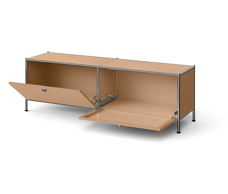 Béžová skrinka s dvomi otvorenými dvierkami.