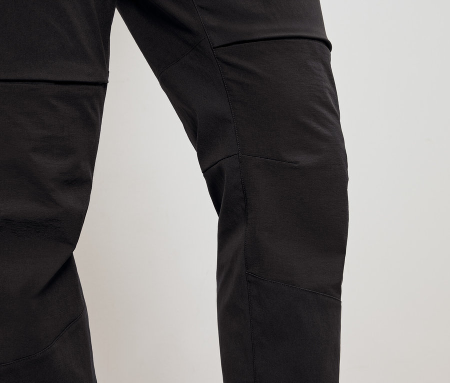 Detail čiernych nohavíc.