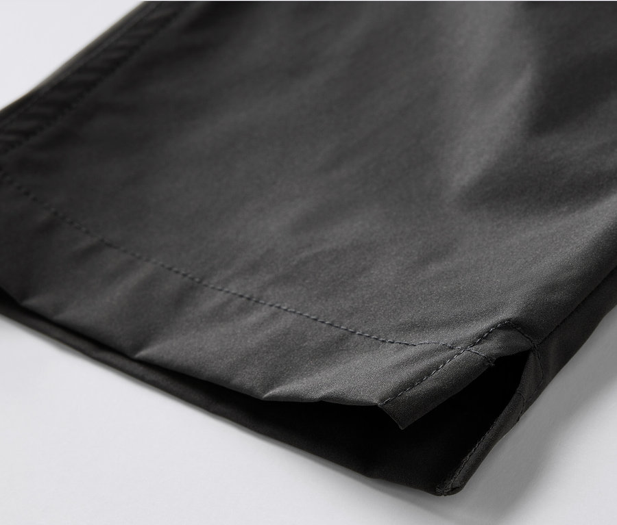 Detail softshellových funkčných capri nohavíc.