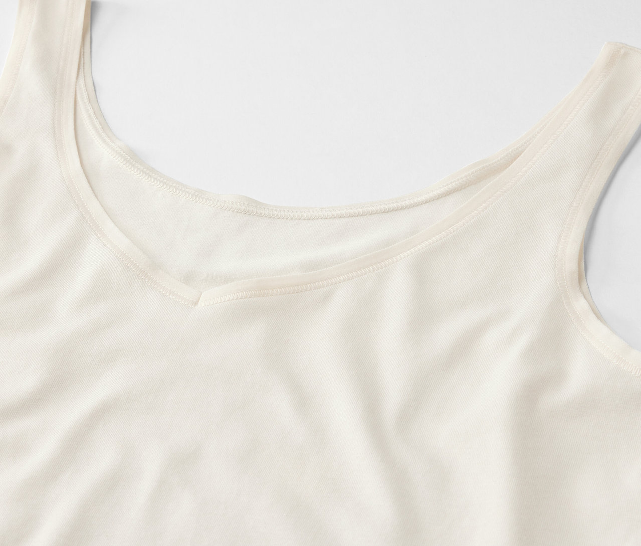 Detail krémového tielka s výstrihom do V.