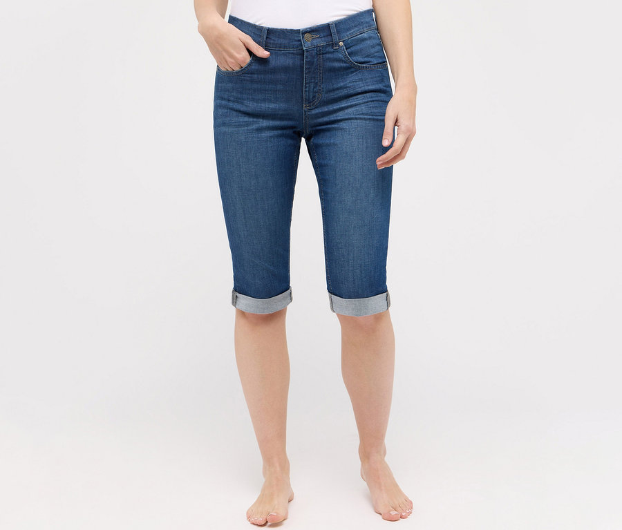 Osoba nosí džínsy Angels »Capri Turn-Up«, Slim Fit, modré.