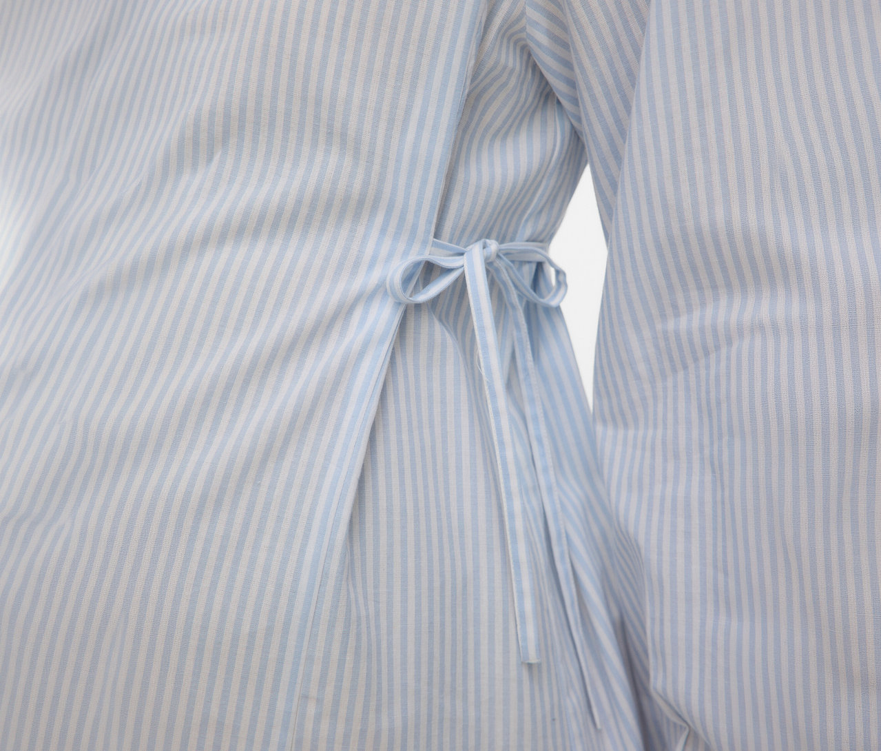 Detail na košeľové šaty MAMALICIOUS »MLLETICIA LIA« s bledomodrým prúžkom a viazaním.