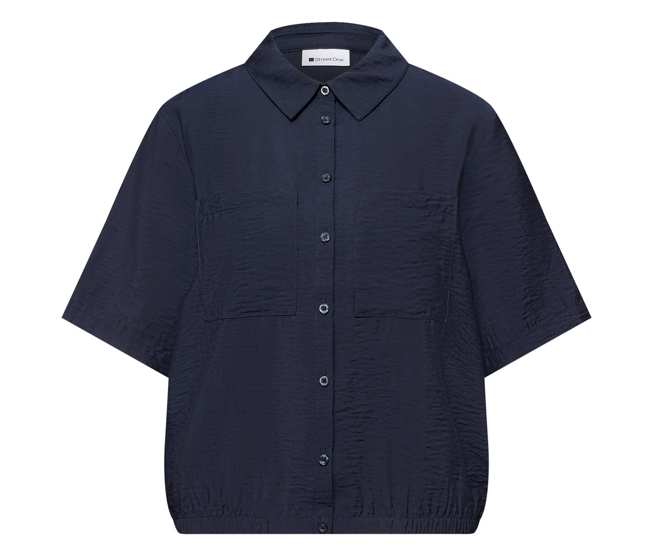 Detailný záber na tmavomodrú košeľovú blúzku Street One s krátkymi rukávmi a dvoma náprsnými vreckami.