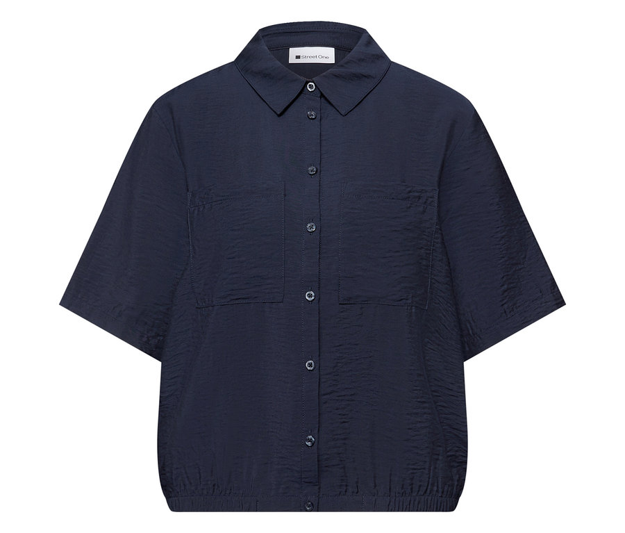 Detailný záber na tmavomodrú košeľovú blúzku Street One s krátkymi rukávmi a dvoma náprsnými vreckami.