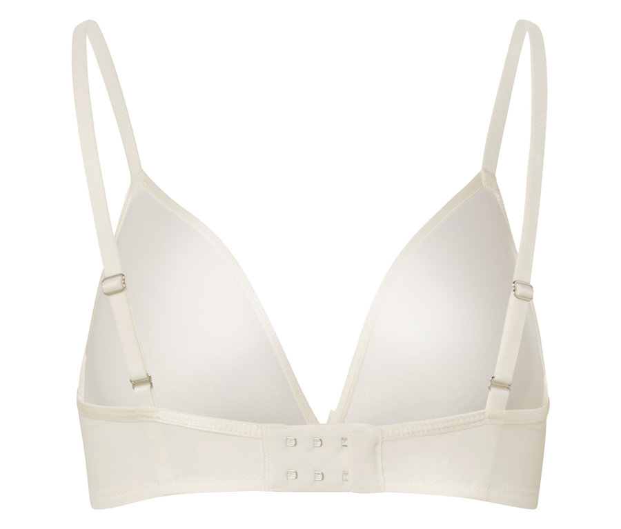 Detailný záber na zadnú časť bielej podprsenky s nastaviteľnými ramienkami a háčikovým zapínaním.