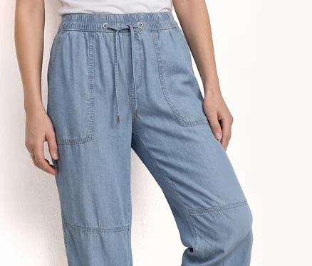 Osoba nosí Street One Joggpants »Bonny« zo svetlomodrého denimu so šnúrkou a vreckami.