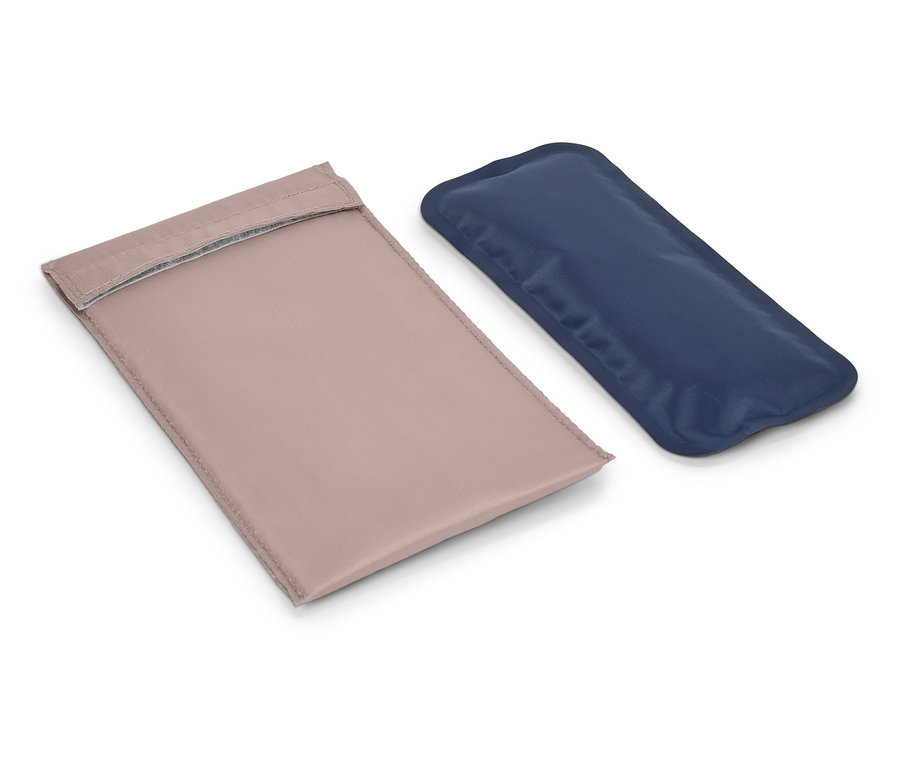 Béžová obálka a modrý chladiaci vankúšik ležia na bielom pozadí.