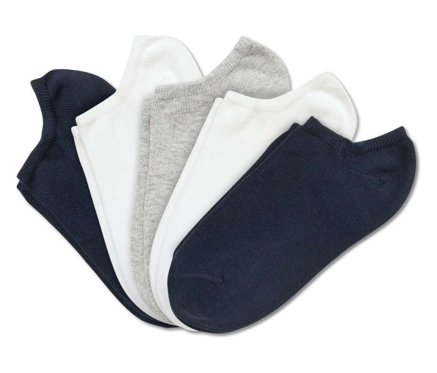 Detailný záber piatich párov ponožiek v námorníckej modrej, bielej a šedej farbe.