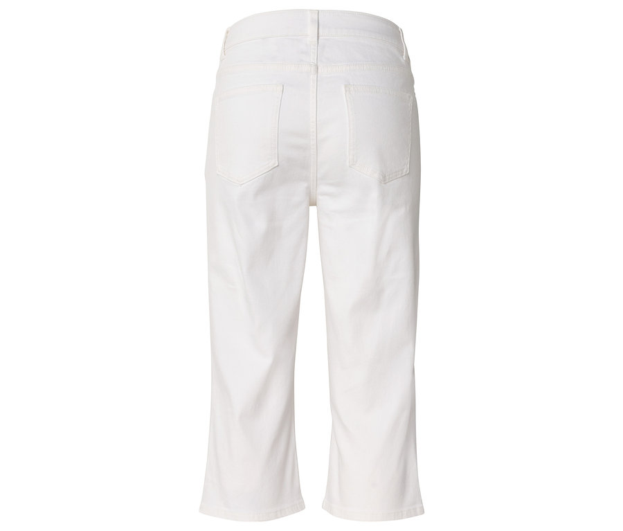 Zadný pohľad na biele rovné džínsy.