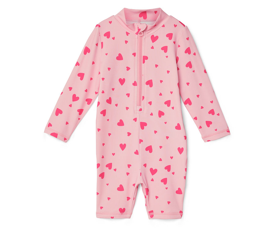 Svetloružové plavky s dlhými rukávmi a zipsom po celej dĺžke sú potlačené červenými srdiečkami.