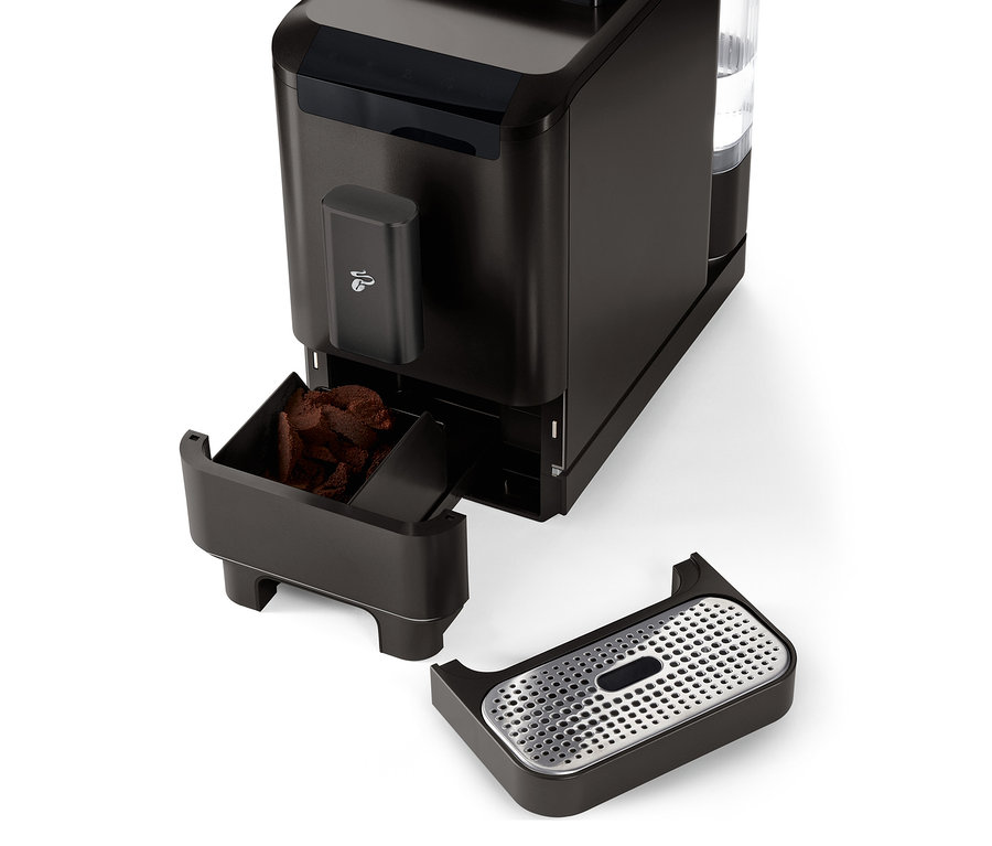 Detail plnoautomatického kávovaru »Esperto2 Caffè« vo farbe Granite Black s vysunutou nádobou na kávovú usadeninu a odkvapkávacou miskou.