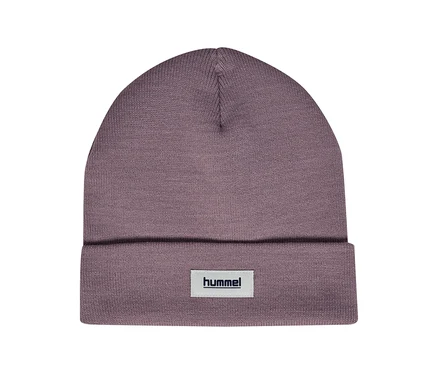 hummel® »HMLJR Knit Beanie«, fialová. Fialová pletená čiapka s ohrnutým okrajom a bielym logom hummel®.