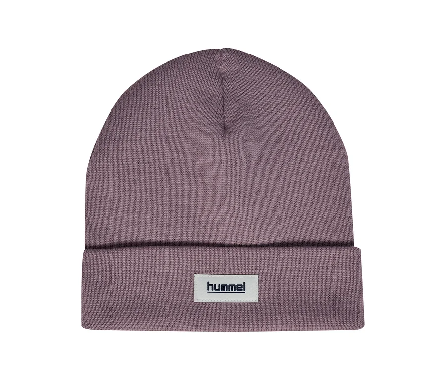 hummel® »HMLJR Knit Beanie«, fialová. Fialová pletená čiapka s ohrnutým okrajom a bielym logom hummel®.